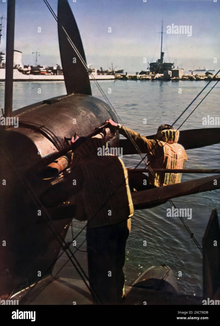 Une photographie montre des membres de l'armée de l'air allemande, connue sous le nom de Luftwaffe, qui se préparent à lancer un hydravion pendant la seconde Guerre mondiale. Les hydravions étaient essentiels pour la reconnaissance et les patrouilles maritimes, jouant un rôle crucial dans la surveillance des activités navales ennemies et la collecte de renseignements. Banque D'Images