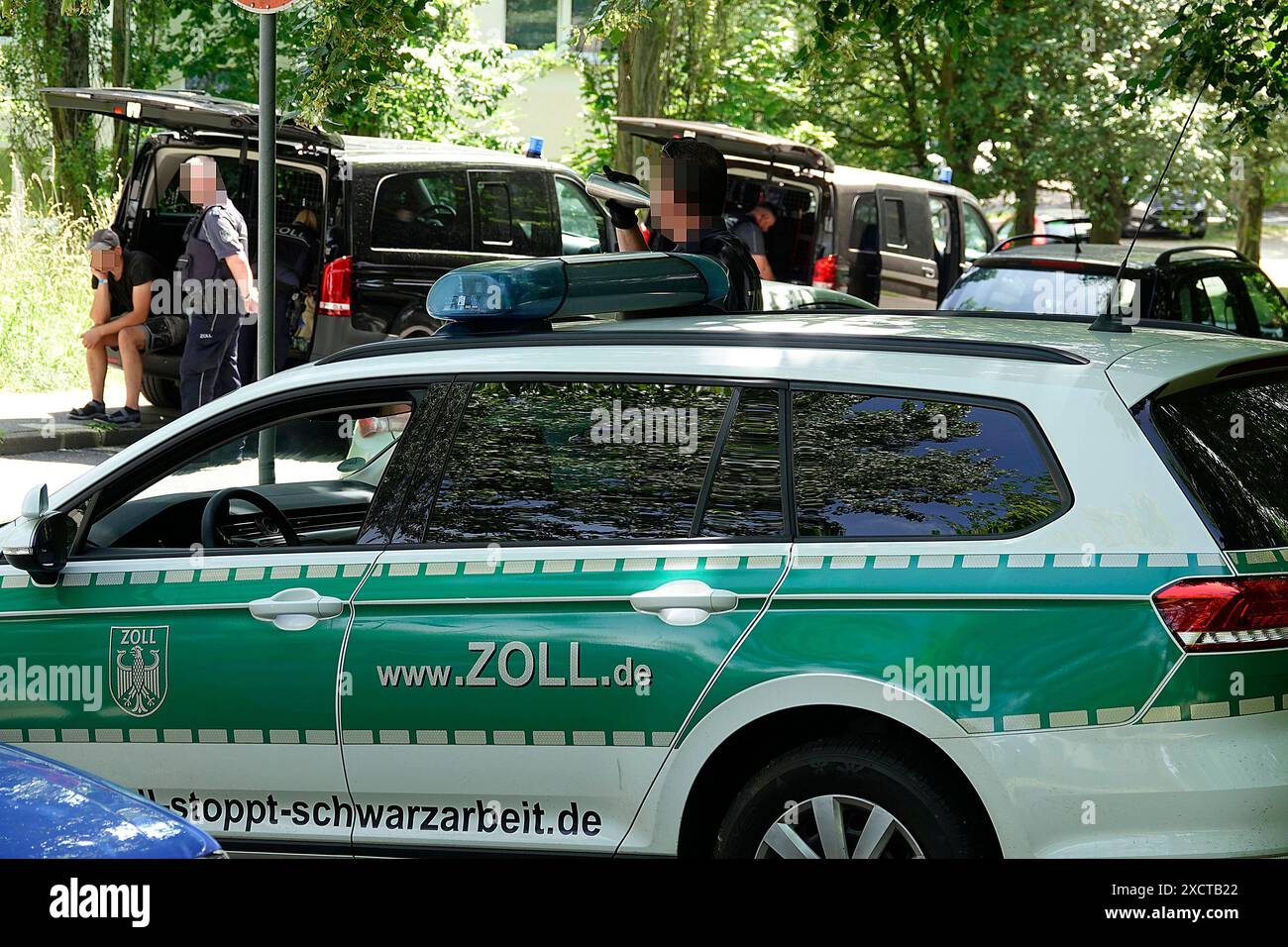 Zoll razzia 18.06.2024, Chemnitz, Marie -Tilch-Straße, am heutigen Mittag fand eine große Zollaktion im Rahmen der Bekämpfung von Schwarzarbeit statt. AUS den Wohnblocks wurden geziehlt Bewohner überprüft und mussten mit zu den Dienstfahrzeugen der Beamten. Die Maßnahme gehört zu umfangreichen Ermittlungen im Bereich der Schwarzarbeit. Donc Astrid Pinz , Pressesprecherin Hauptzollamt Frankfurt -Oder tel : 01759296076. IM Einsatz etwa 30 Beamte mit einem dutzend Fahrzeugen. Chemnitz Sachsen BRD *** douane raid 18 06 2024, Chemnitz, Marie Tilch Straße, aujourd'hui à midi une grande opération douanière a pris Banque D'Images