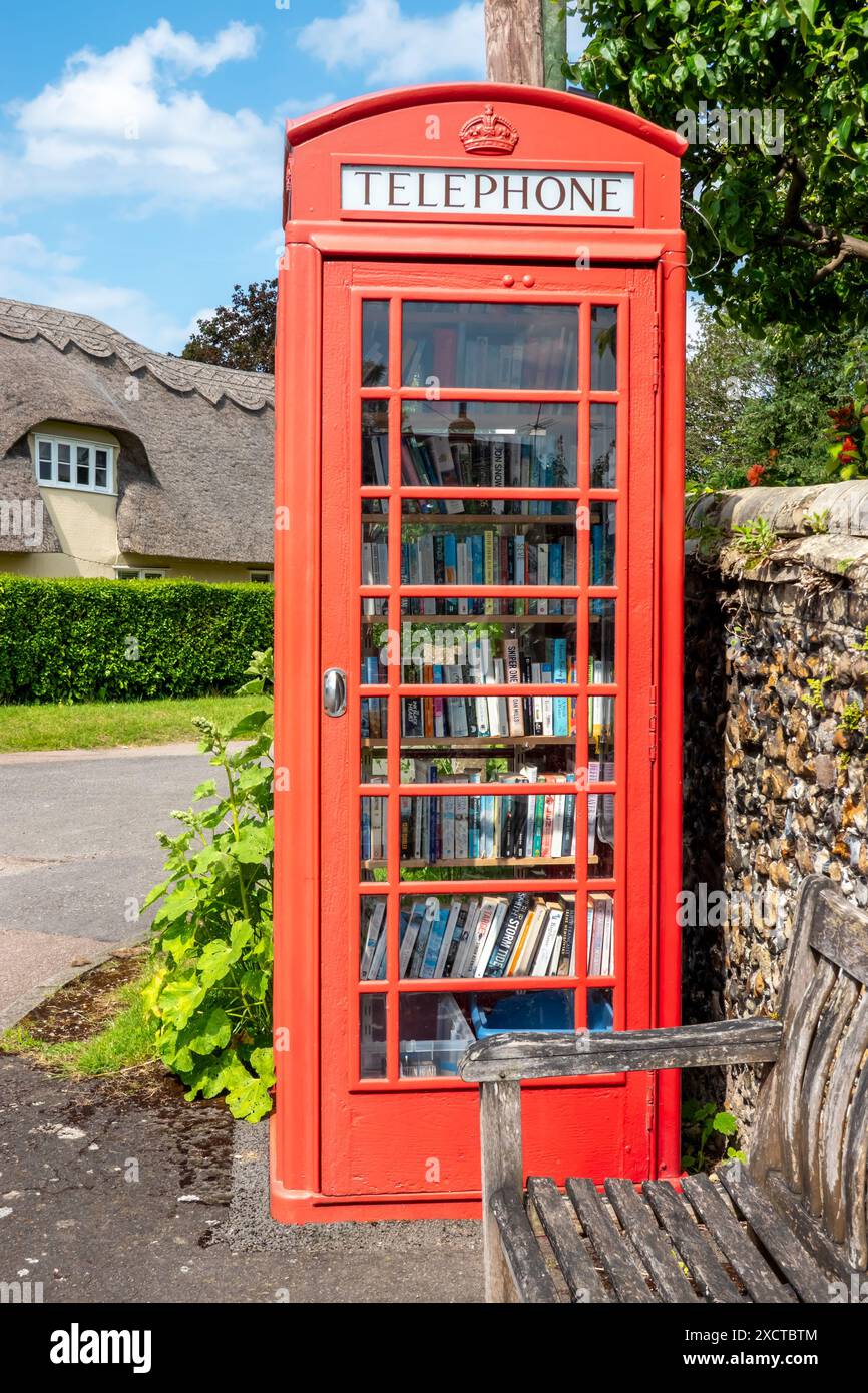 Une cabine téléphonique rouge conversion en mini-bibliothèque à Hinxton Cambridgeshire Banque D'Images