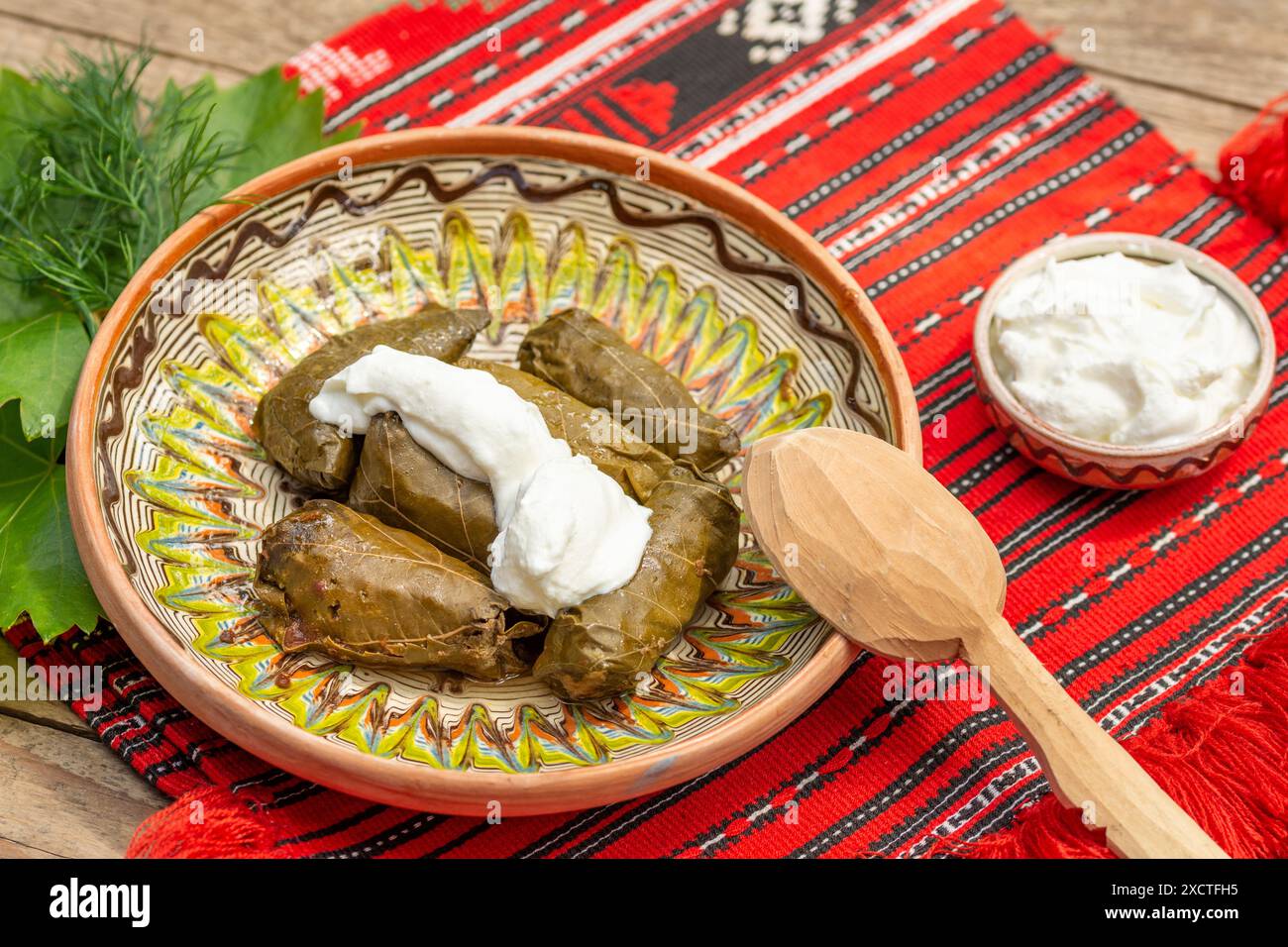 feuilles de vin rouleaux de viande emballés, cuisine balkanique sarma Banque D'Images