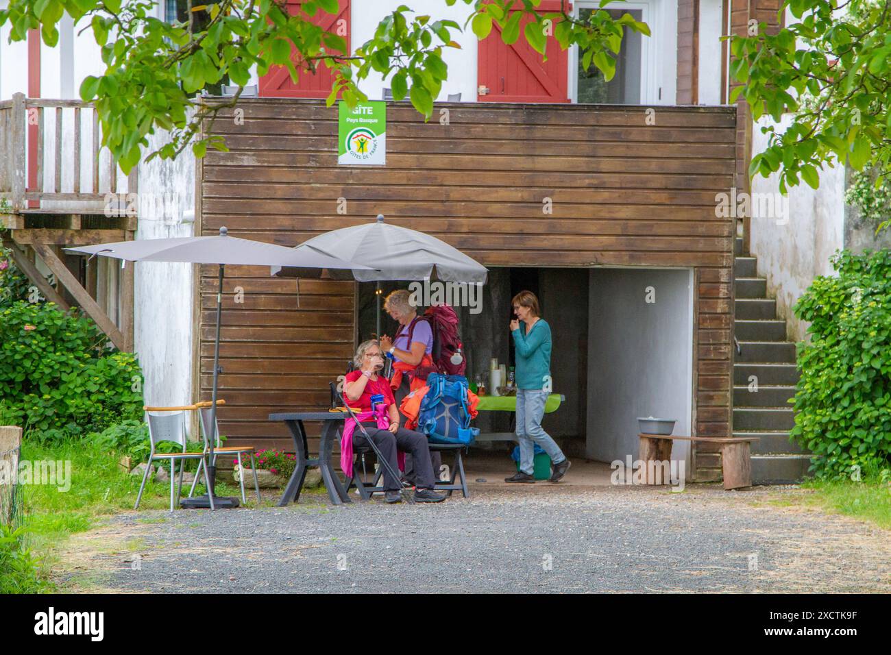 Café-bar café arrêt de rafraîchissement servant des pèlerins marchant le Camino de Santiago le chemin de Saint James route de pèlerinage sur le chemin au-dessus des Pyrénées Banque D'Images