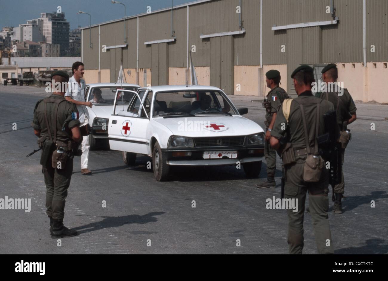 Guerre du Liban 1982 Beyrouth / Lebeanonwar 82 - Force multinationale de maintien de la paix point de contrôle des parachutistes français Croix-Rouge Banque D'Images