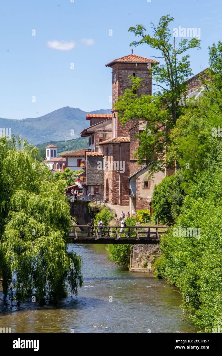 La rivière Nive qui coule à travers la ville française de Saint-Jean-pied-de-Port le traditionnel départ du Camino de Santiago le chemin de St James Walk Banque D'Images