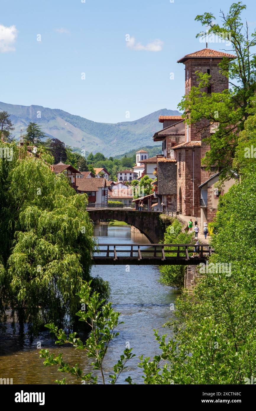 La rivière Nive qui coule à travers la ville française de Saint-Jean-pied-de-Port le traditionnel départ du Camino de Santiago le chemin de St James Walk Banque D'Images