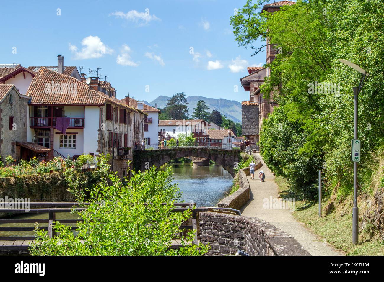 La rivière Nive qui coule à travers la ville française de Saint-Jean-pied-de-Port le traditionnel départ du Camino de Santiago le chemin de St James Walk Banque D'Images