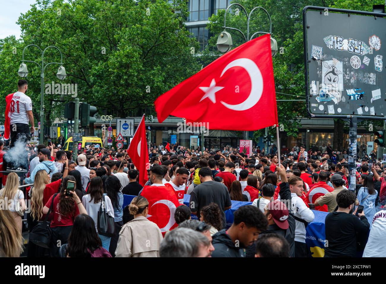 Berlin Allemagne 18 juin 2024 : les fans turcs célèbrent la victoire sur la Géorgie à EURO2024. Banque D'Images