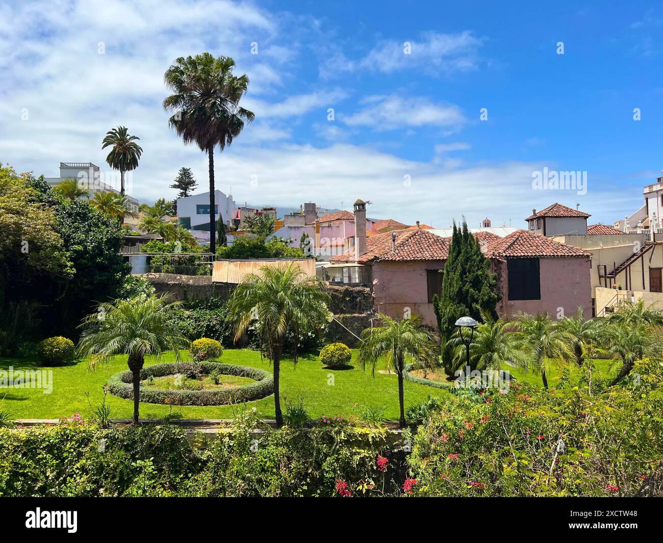 Une belle vue sur le jardin tropical Los Jardines del Marquesado de la Quinta Roja, la Orotava, Tenerife. Parc avec fleurs, palmiers et historique b Banque D'Images