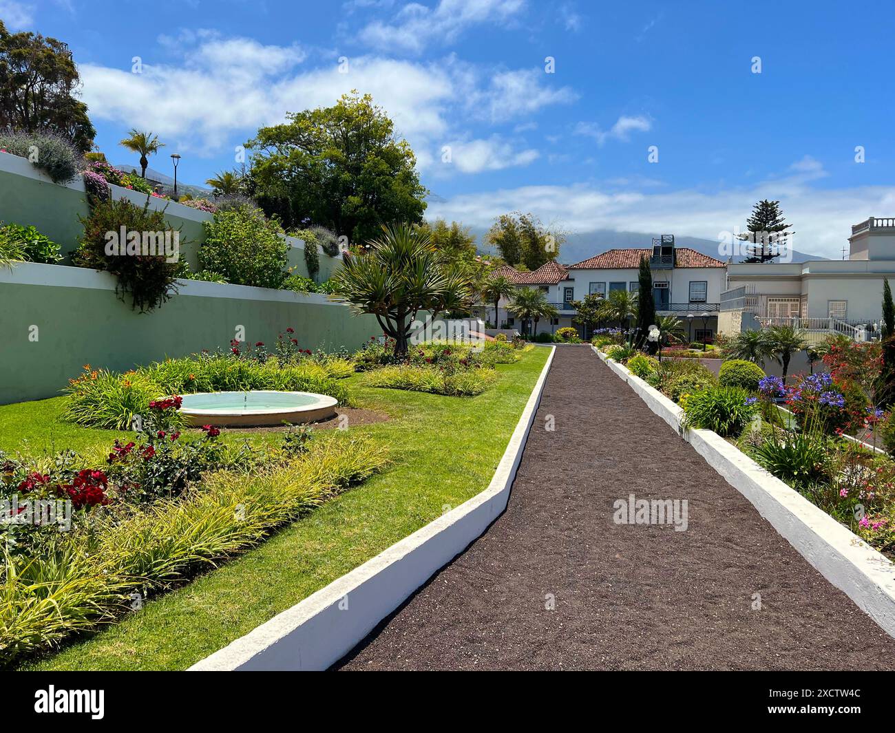 Une belle vue sur le jardin tropical Los Jardines del Marquesado de la Quinta Roja, la Orotava, Tenerife. Parc avec fleurs, palmiers et historique b Banque D'Images