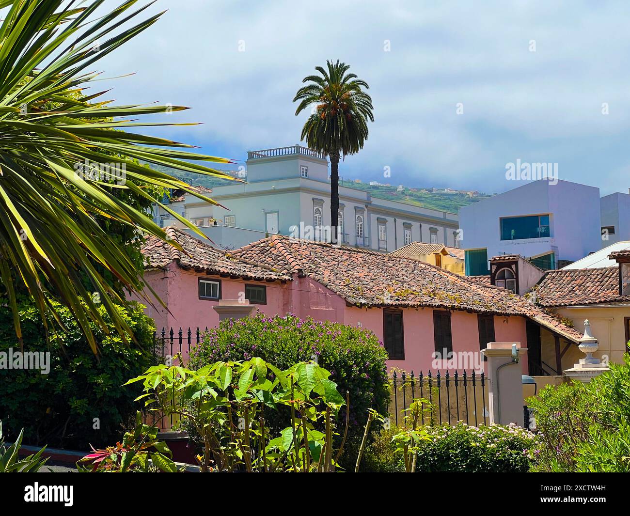 Une belle vue sur le jardin tropical Los Jardines del Marquesado de la Quinta Roja, la Orotava, Tenerife. Parc avec fleurs, palmiers et historique b Banque D'Images