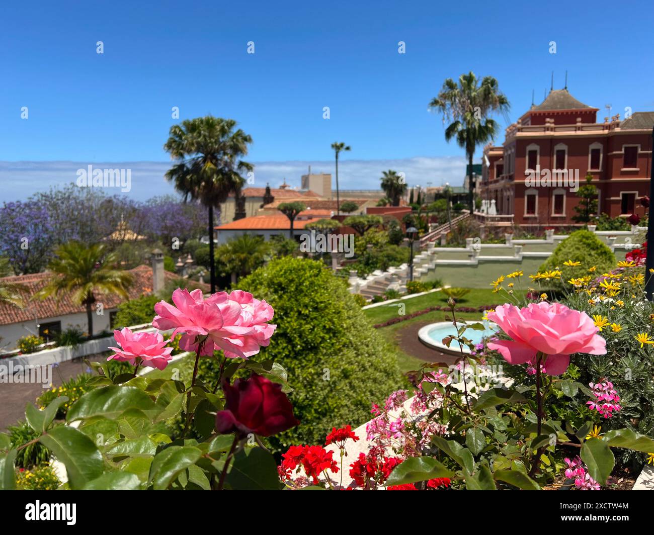Une belle vue sur le jardin tropical Los Jardines del Marquesado de la Quinta Roja, la Orotava, Tenerife. Parc avec fleurs, palmiers et historique b Banque D'Images