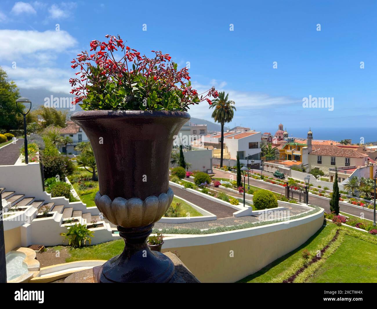 Une belle vue sur le jardin tropical Los Jardines del Marquesado de la Quinta Roja, la Orotava, Tenerife. Parc avec fleurs, palmiers et historique b Banque D'Images