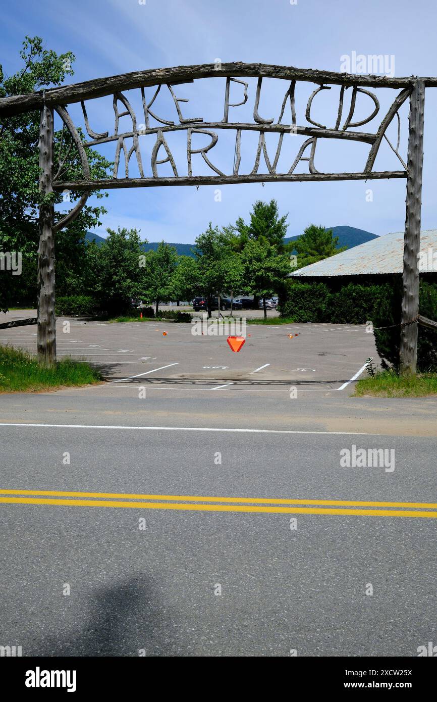 Lake Placid Marina avec un panneau en bois fait main intéressant Banque D'Images