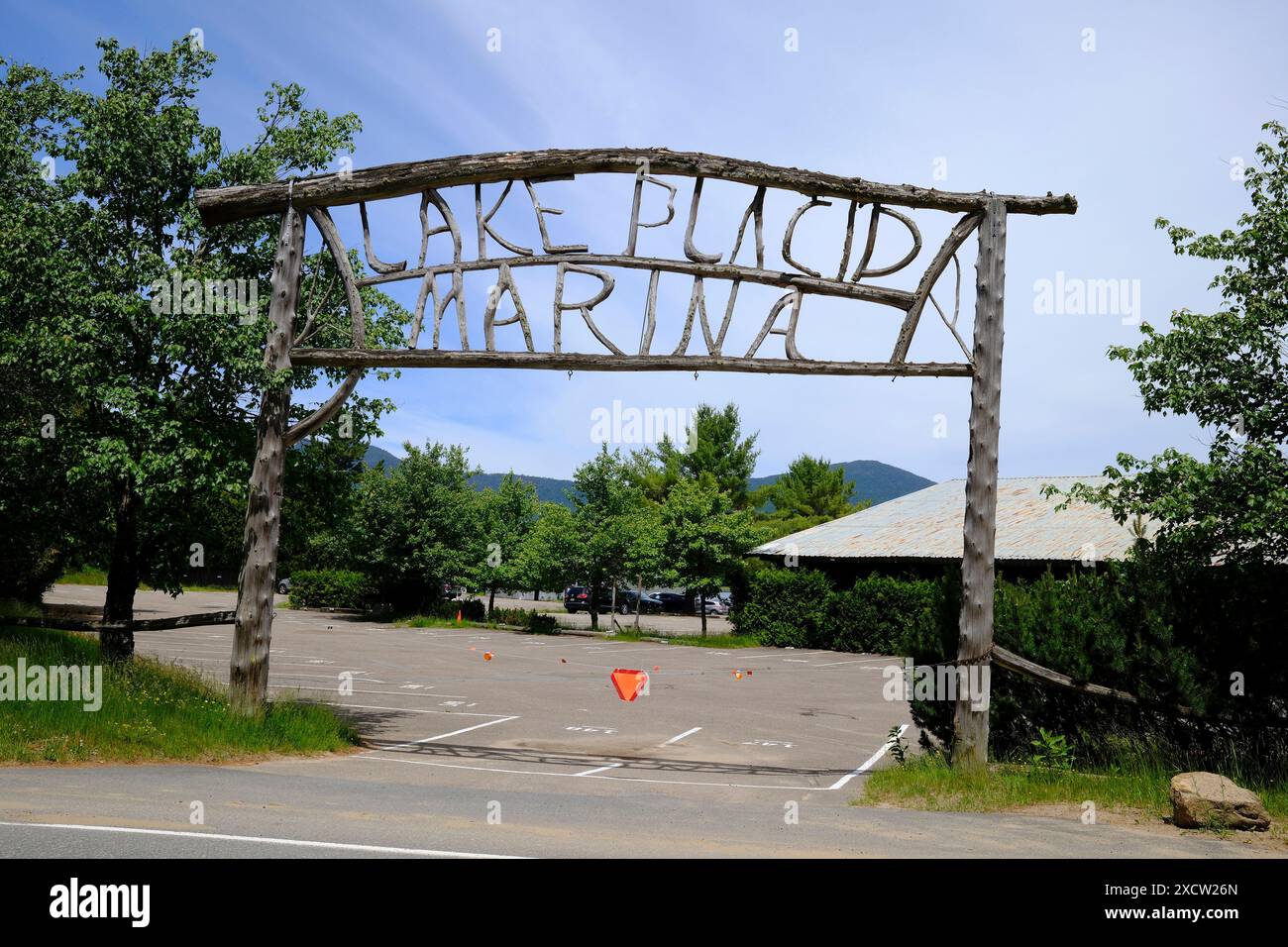 Lake Placid Marina avec un panneau en bois fait main intéressant Banque D'Images