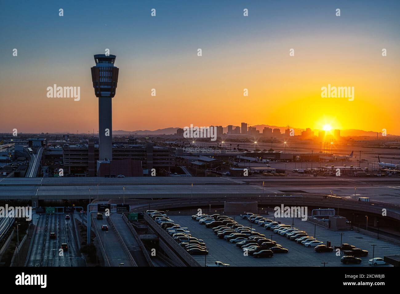 Image du coucher du soleil à l'aéroport international Sky Harbor de Phoenix, Arizona. Banque D'Images