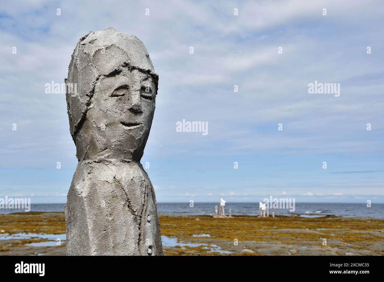 SAINT-FLAVIE, QUÉBEC, CANADA – 6 août 2023 – le centre d’art de la Gaspésie montre une statue de personnage en béton sur la rive du fleuve Saint-Laurent. Artiste Marcel Gagn Banque D'Images