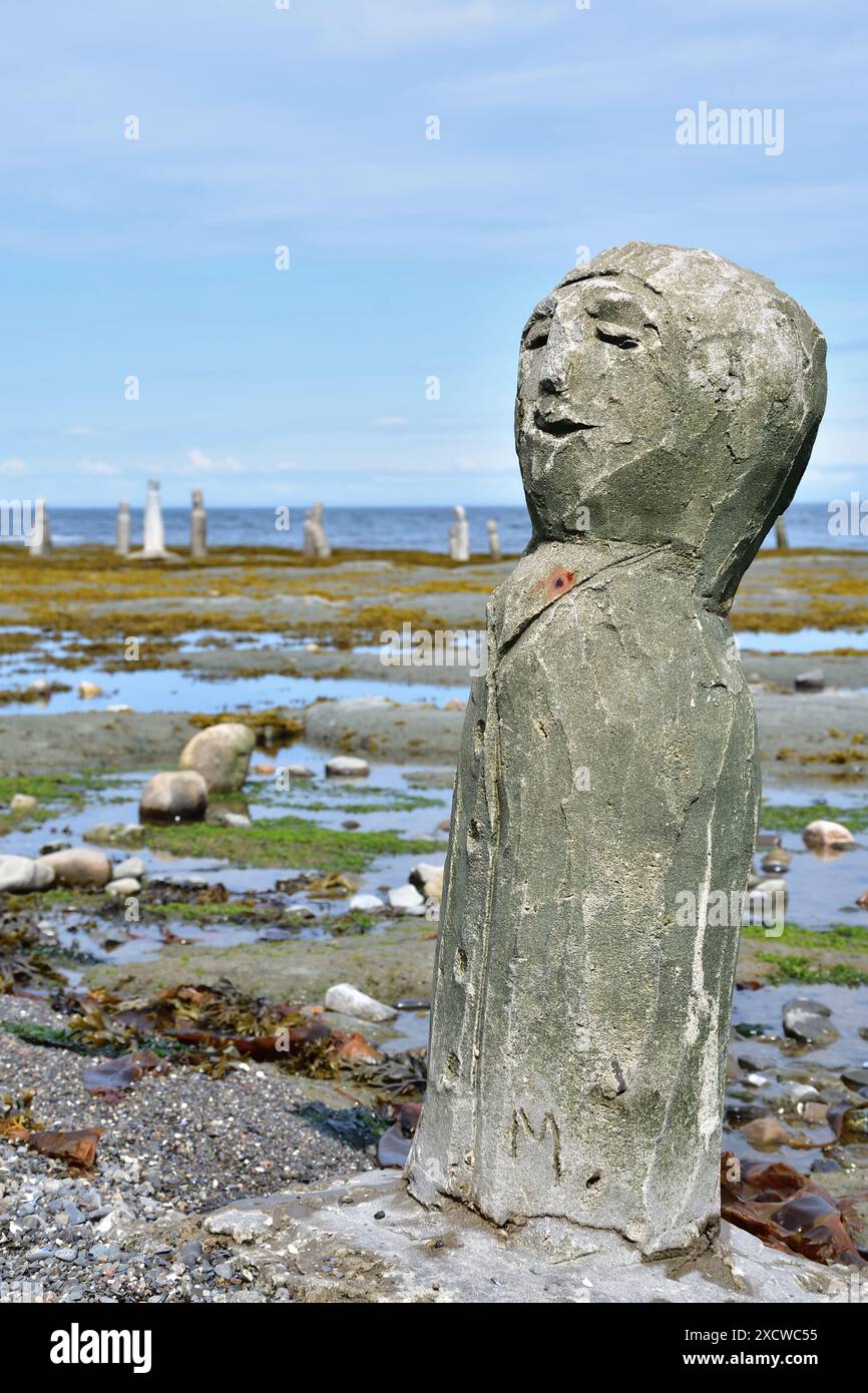 SAINT-FLAVIE, QUÉBEC, CANADA – 6 août 2023 – le centre d’art de la Gaspésie montre une statue de personnage en béton sur la rive du fleuve Saint-Laurent. Artiste Marcel Gag Banque D'Images