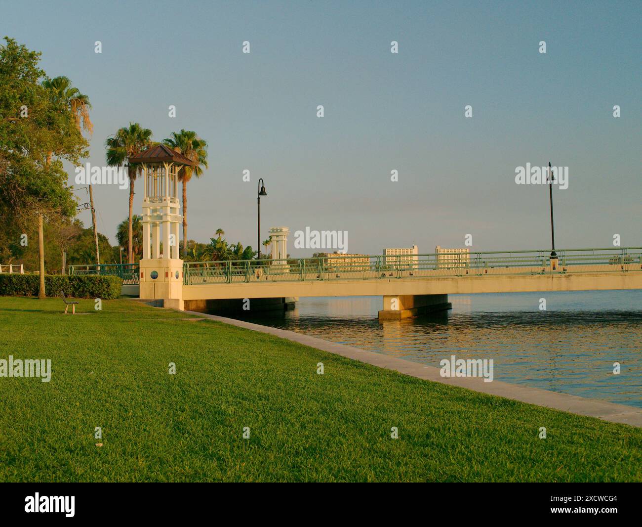 Large vue sud vers le côté est du pont à Treasure Island Causeway. Herbe et digue courbée au premier plan. Eau et ciel bleus calmes. Banque D'Images