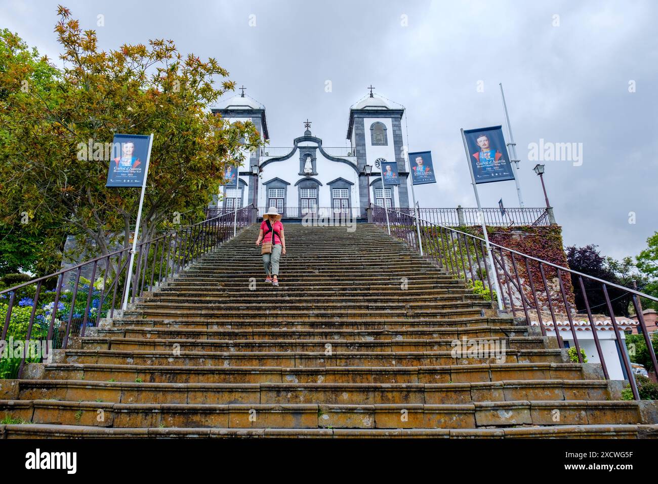 Touriste, femme sur l'escalier de Igreja Paroquial de Nossa Senhora do Monte, notre-Dame du Mont, Funchal, Madère, Portugal Banque D'Images