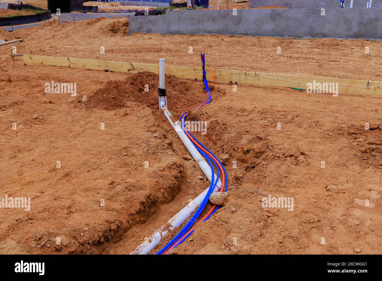 Pose aux tuyaux d'eau souterraine tuyaux sanitaires sur pour couler le béton dans la fondation à la nouvelle maison Banque D'Images