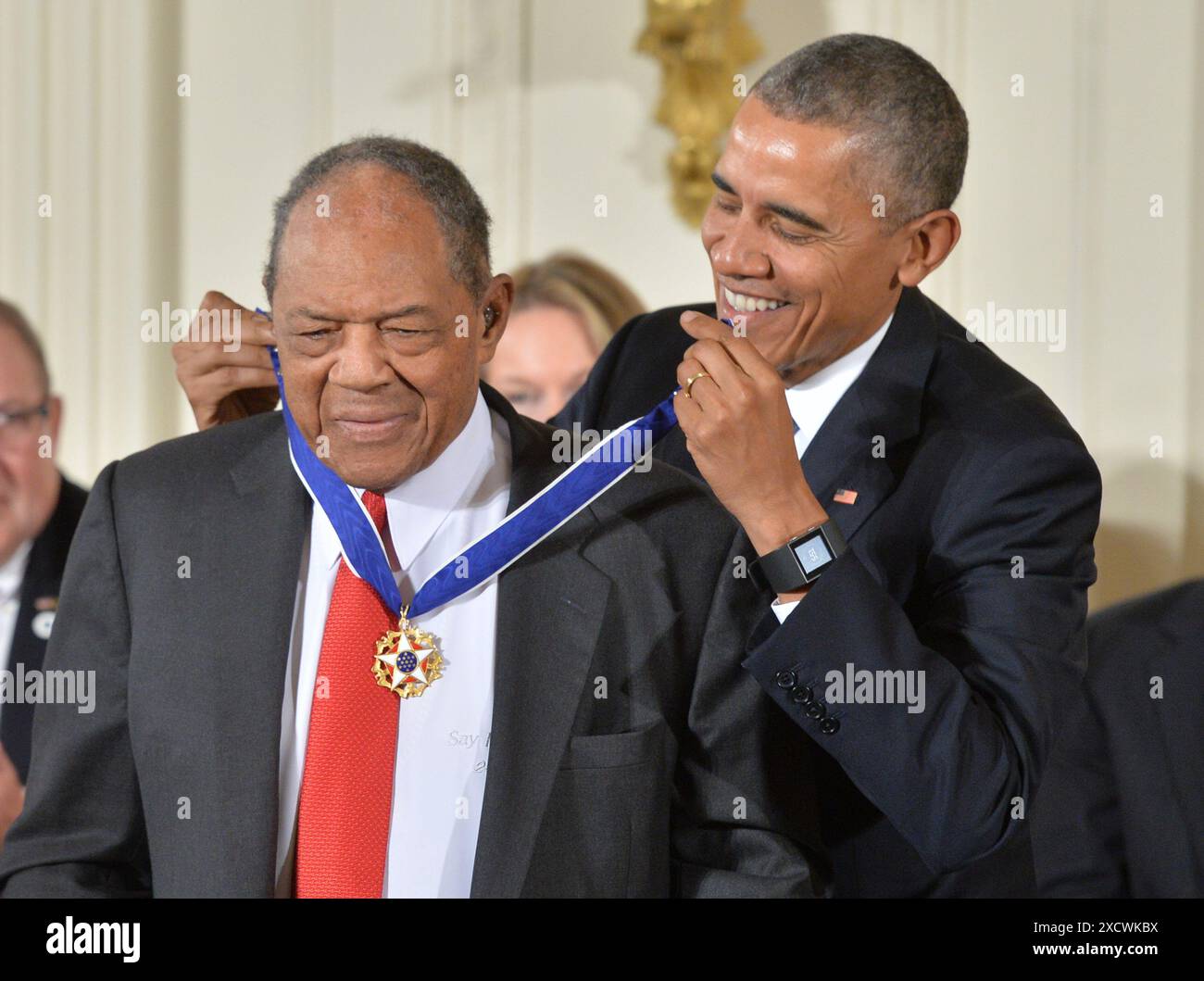 Washington, États-Unis. 24 novembre 2015. Dans cette photo de dossier, le président Barack Obama décerne la Médaille de la liberté au grand baseball Willie Mays lors d'une cérémonie à la Maison Blanche à Washington, DC le 24 novembre 2015. Willie Mays est décédé le 18 juin 2024 à l'âge de 93 ans. Photo de Kevin Dietsch/UPI crédit : UPI/Alamy Live News Banque D'Images Washington, États-Unis. 24 novembre 2015. Dans cette photo de dossier, le président Barack Obama décerne la Médaille de la liberté au grand baseball Willie Mays lors d'une cérémonie à la Maison Blanche à Washington, DC le 24 novembre 2015. Willie Mays est décédé le 18 juin 2024 à l'âge de 93 ans. Photo de Kevin Dietsch/UPI crédit : UPI/Alamy Live News Banque D'Images