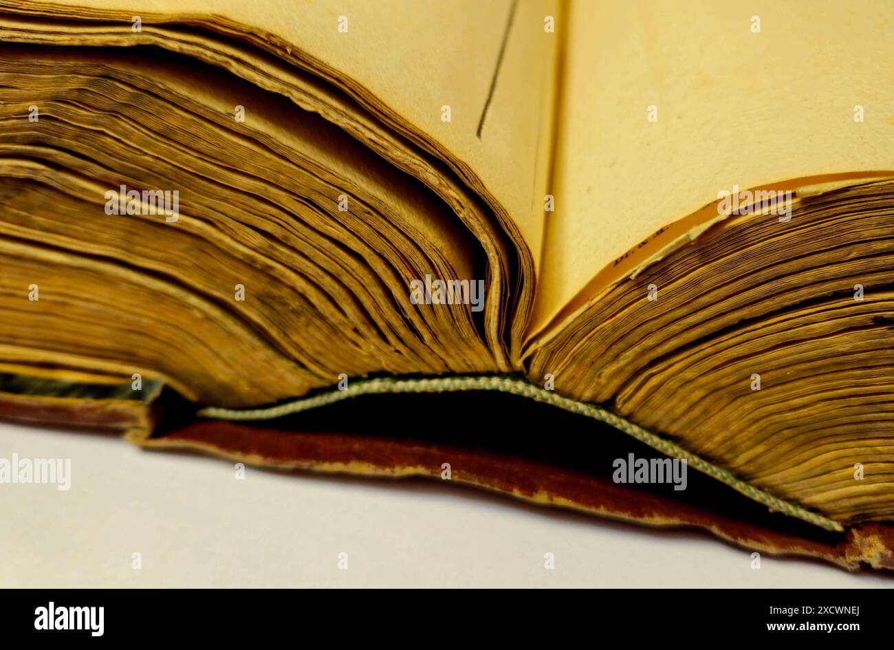 Vue rapprochée d'un vieux livre ouvert montrant ses pages jaunies et sa reliure usée Banque D'Images
