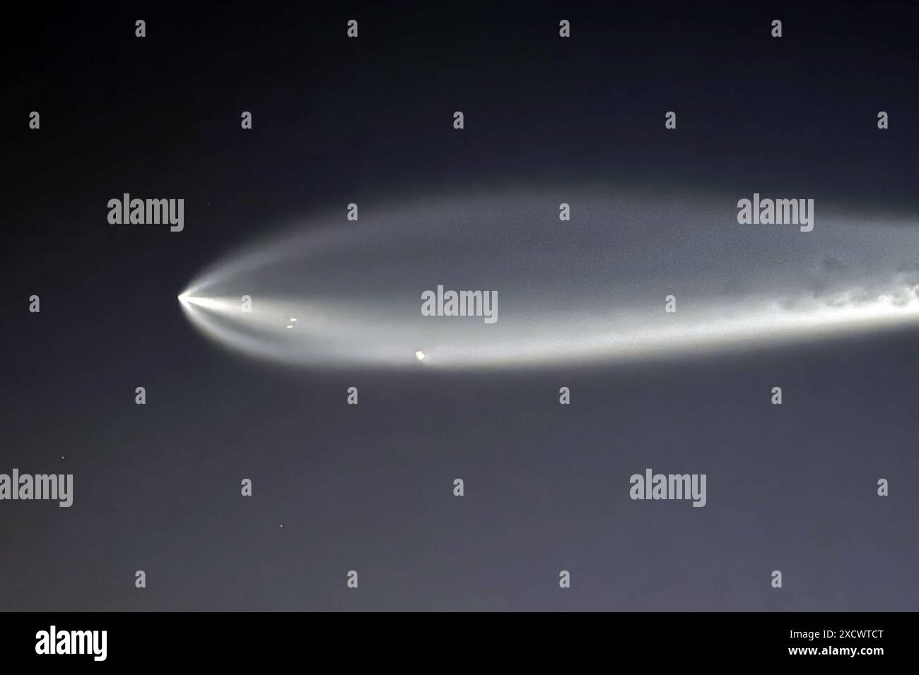 Une fusée SpaceX Falcon 9 est lancée avec 20 satellites Starlink sur orbite terrestre basse depuis le complexe spatial 4 est (SLC-4E) à la base spatiale Vandenberg, mardi 18 juin 2024, à Lompoc, Etalonnage Banque D'Images