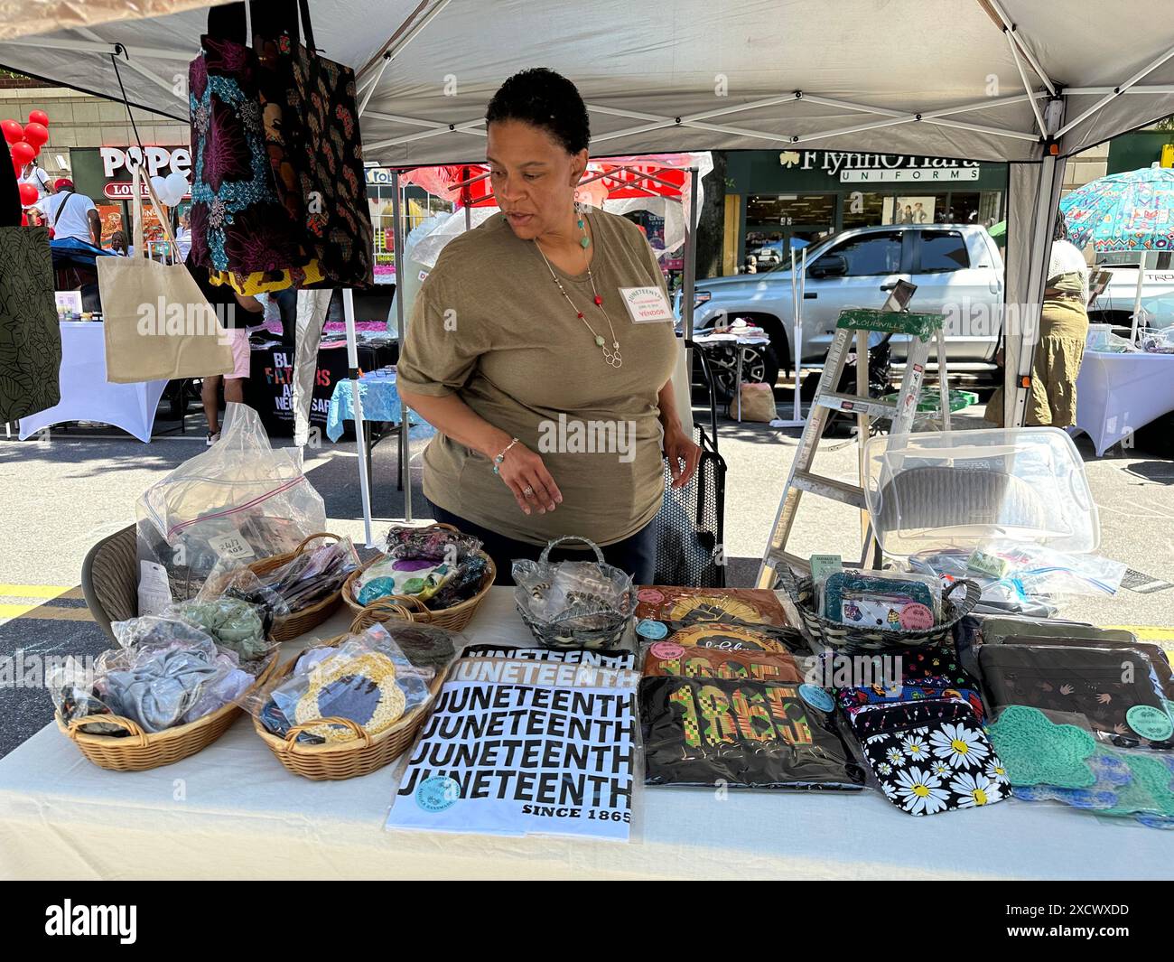 New York, N.Y. - 15 juin 2024 : Vendeur vendant des souvenirs Junetenth à la 31e édition annuelle de Harlem Junetenth Celebration Parade and Street Festival, organisé par Masjid Malcom Shabazz. Junetenth est un jour férié fédéral consacré à la fin de l'esclavage aux États-Unis le 19 juin 1865, lorsque le major-général Gordon Granger ordonna l'application définitive de la Proclamation d'émancipation au Texas à la fin de la guerre de Sécession. Banque D'Images
