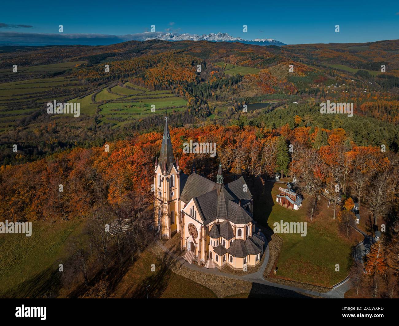 Levoca, Slovaquie - vue aérienne de la Basilique de la Visitation de la Bienheureuse Vierge Marie par une journée d'automne ensoleillée avec un feuillage d'automne coloré. High Tatra Banque D'Images