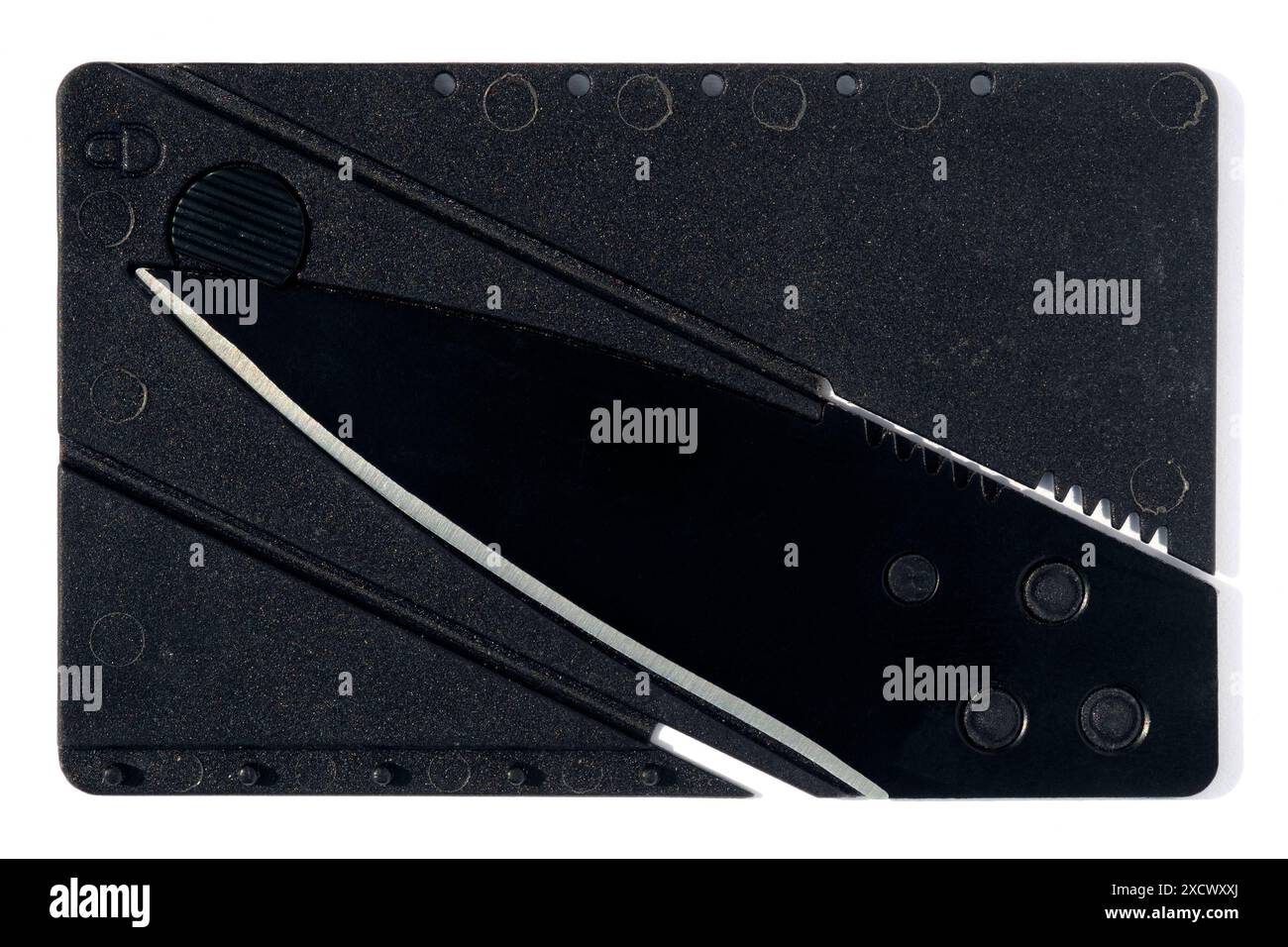 lame de couteau tranchante de rasoir dissimulée déguisée en carte de crédit découpée sur fond blanc Banque D'Images