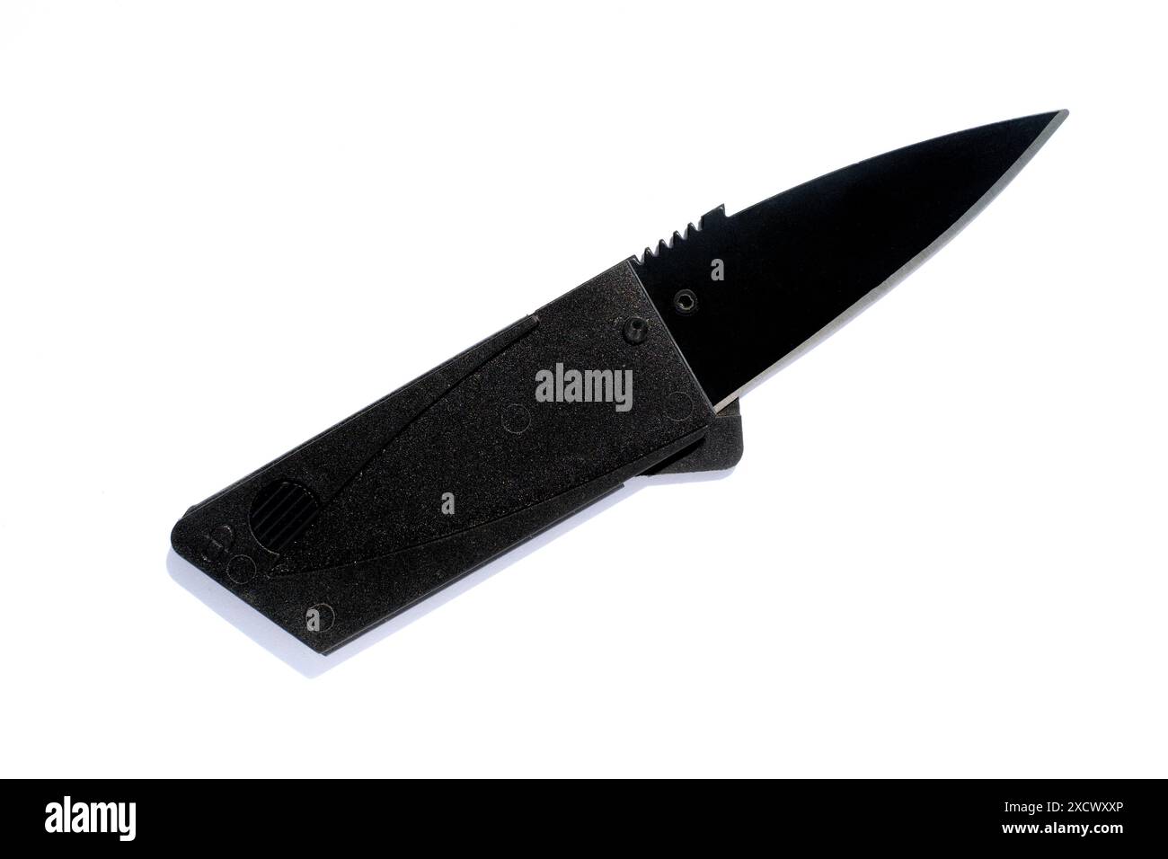 lame de couteau tranchante de rasoir dissimulée déguisée en carte de crédit découpée sur fond blanc Banque D'Images