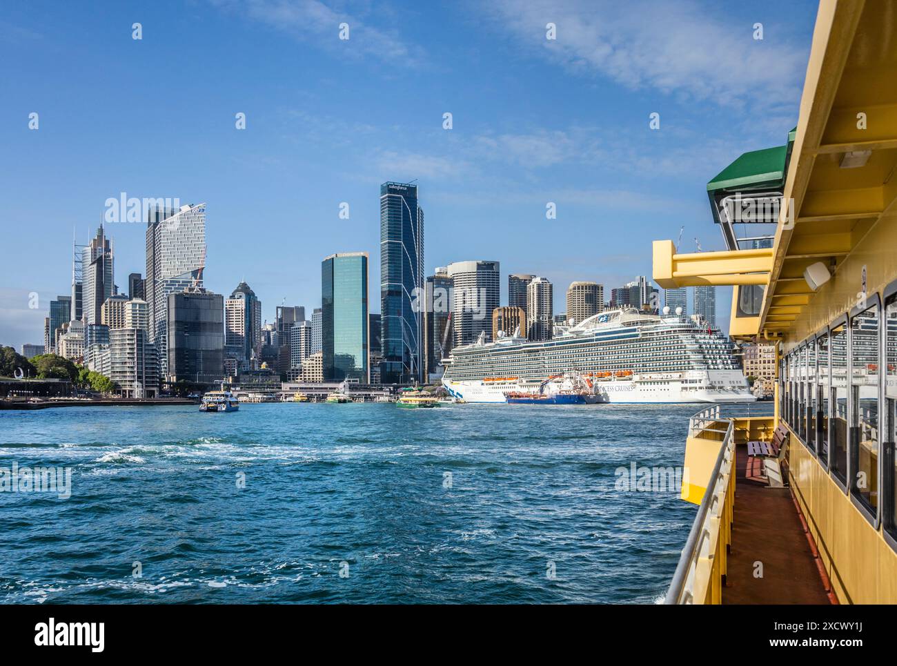Le ferry du port se transforme en Circular Quay Sydney avec le navire de croisière Royal Princess amarré au terminal des passagers d'outre-mer avec pour toile de fond le Banque D'Images