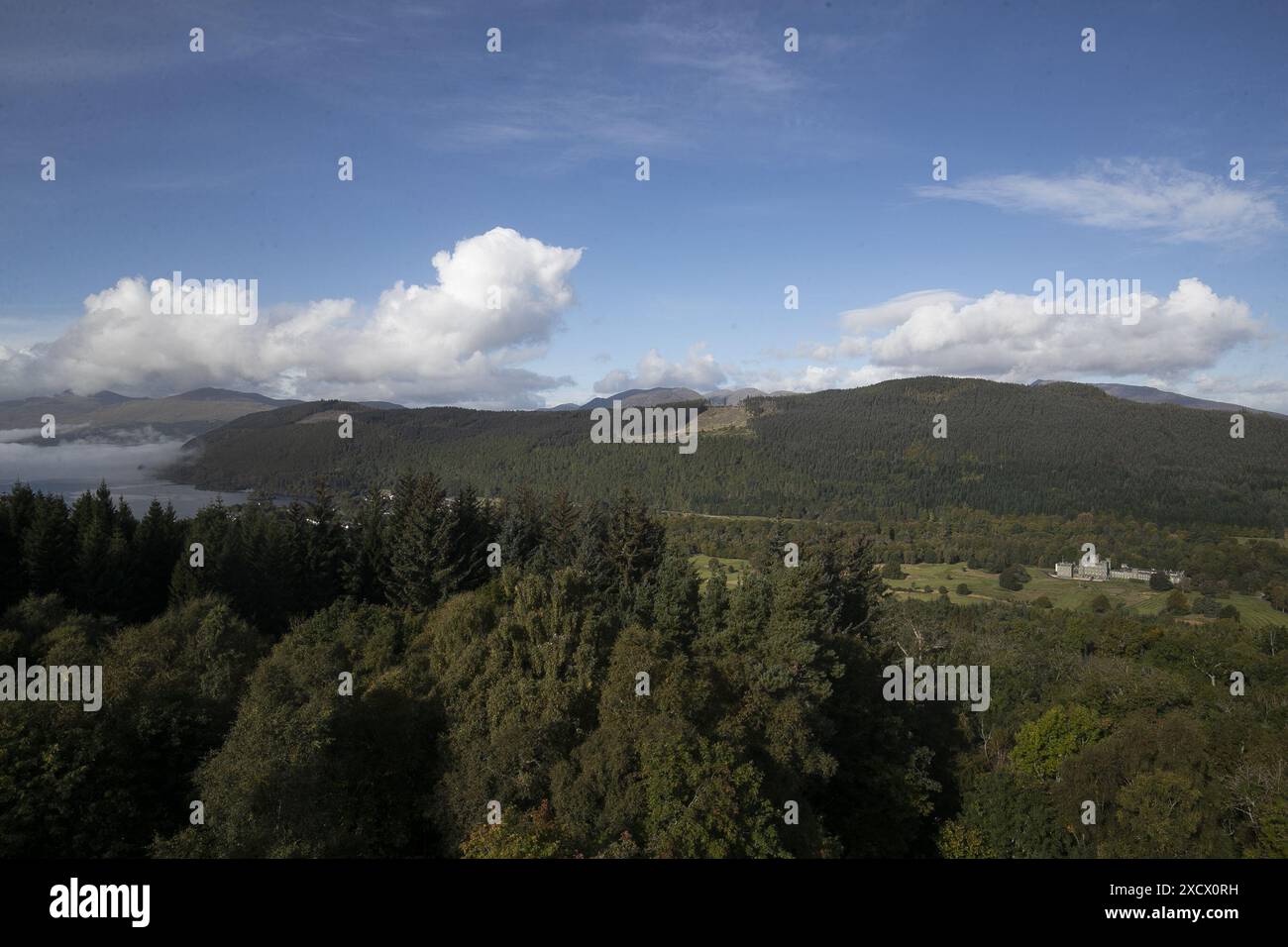 Photo du dossier datée du 29/09/20 d'une vue au-dessus du château de Taymouth à Kenmore, Perthshire. Les recherches menées par Rewilding Britain montrent que le réensauvrissement en Écosse a créé une augmentation de plus de 400 % des emplois, avec 35 emplois créés sur un seul site dans les Highlands depuis 2008. Date d'émission : mercredi 19 juin 2024. Banque D'Images