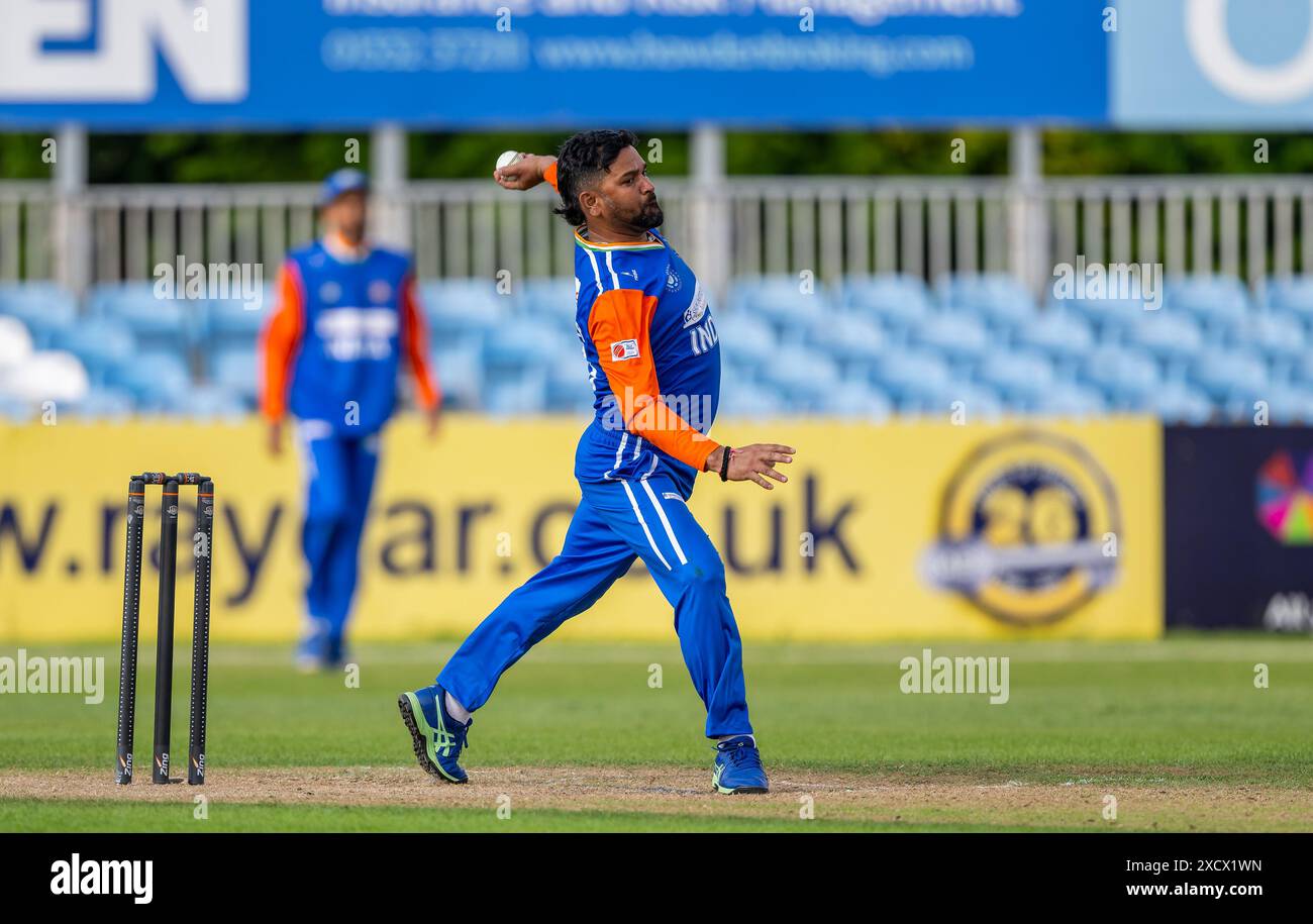 Capitaine Virender Singh bowling pour l'Inde dans la série d'été de cricket sourd d'Angleterre. Banque D'Images