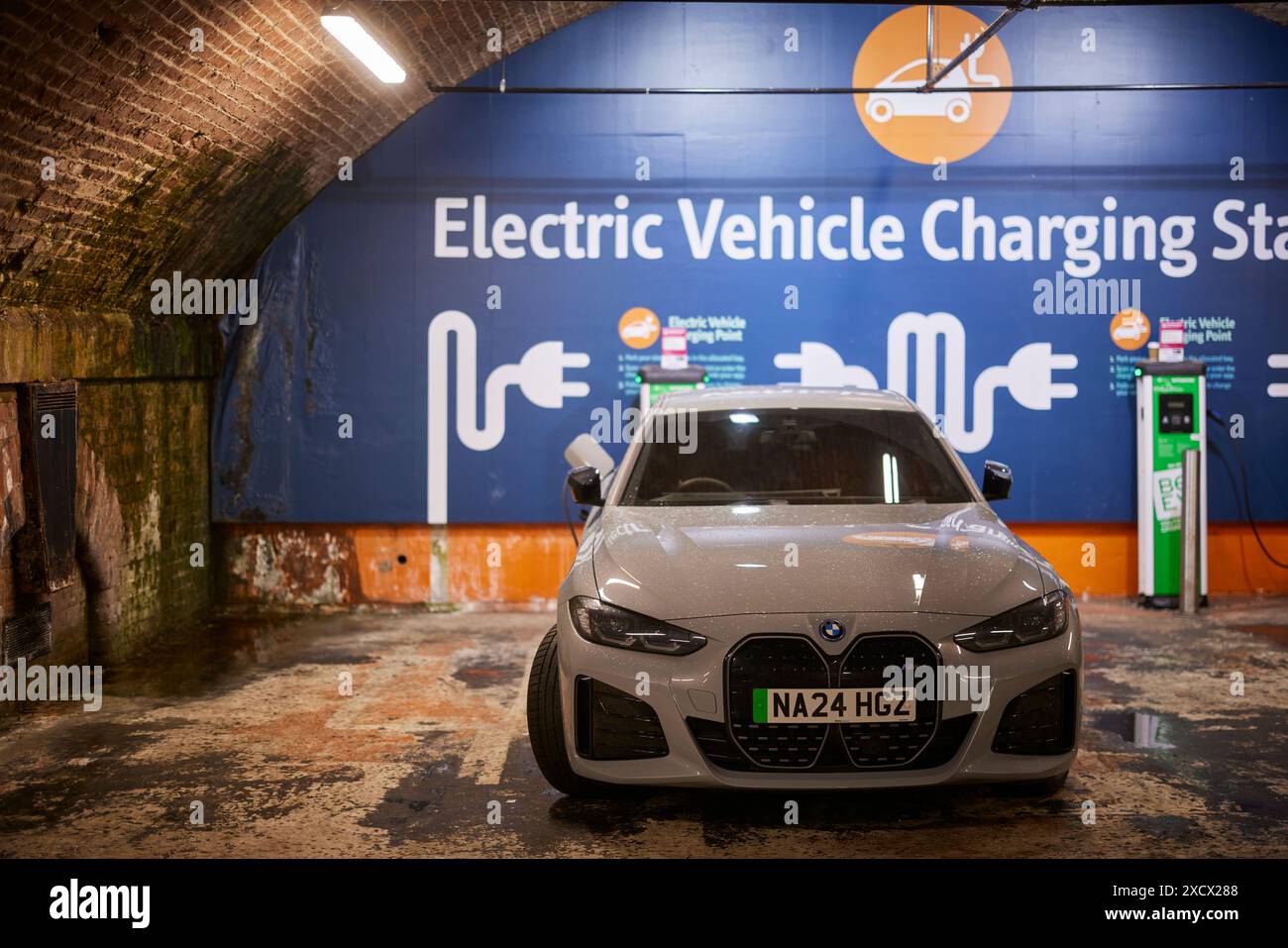Point de recharge pour voiture électrique Manchester NCP Banque D'Images