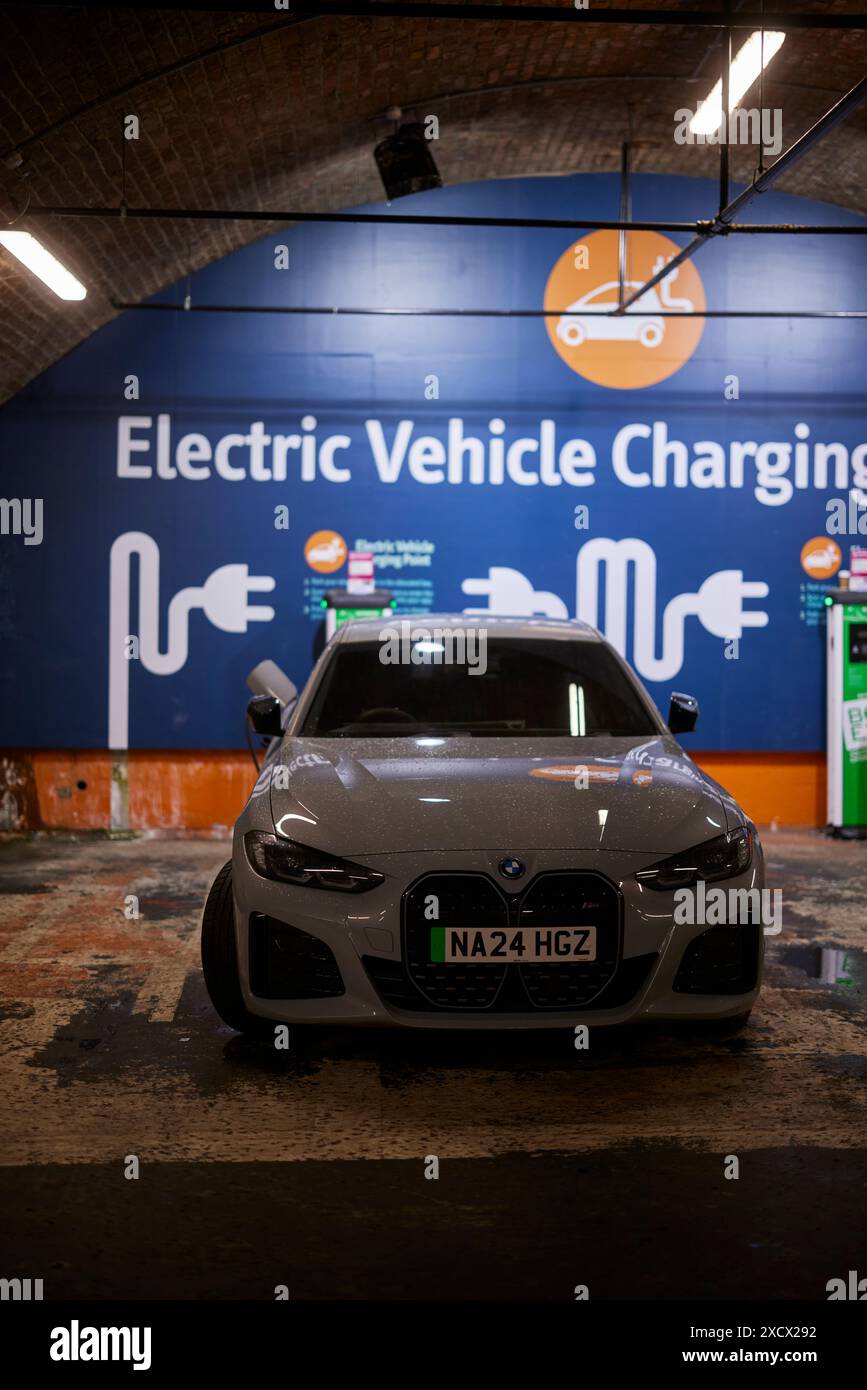 Point de recharge pour voiture électrique Manchester NCP Banque D'Images