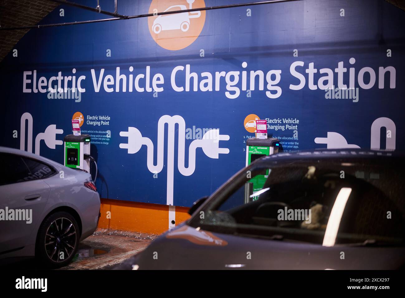 Point de recharge pour voiture électrique Manchester NCP Banque D'Images