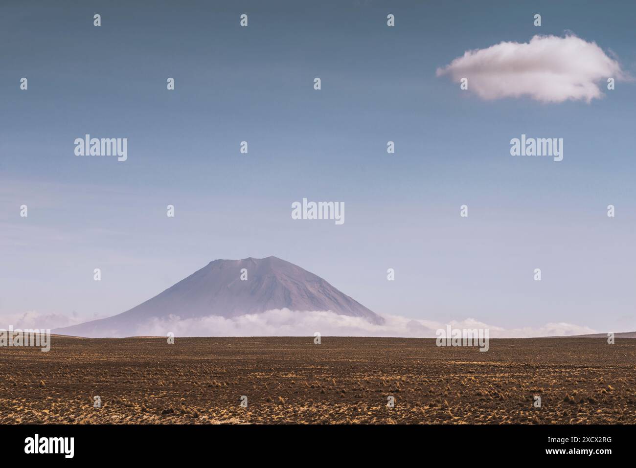 Paysage pittoresque avec volcan Misti et nuage blanc unique sur avion d'altitude au Pérou Banque D'Images