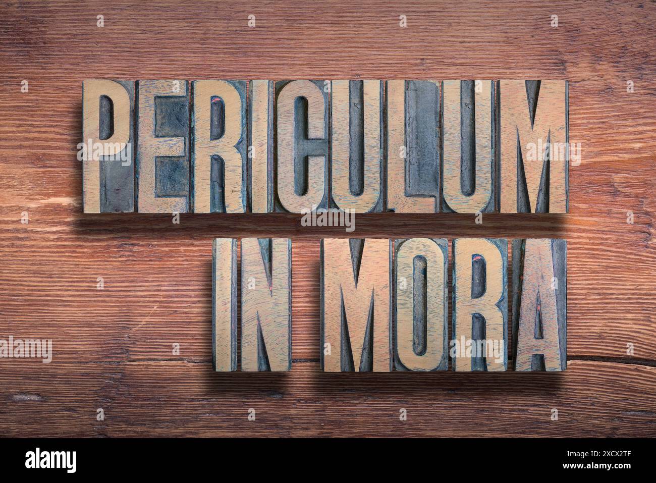 Périculum en Mora ancienne phrase latine signifiant qu'il y a danger dans le retard , combiné sur la surface en bois verni vintage Banque D'Images