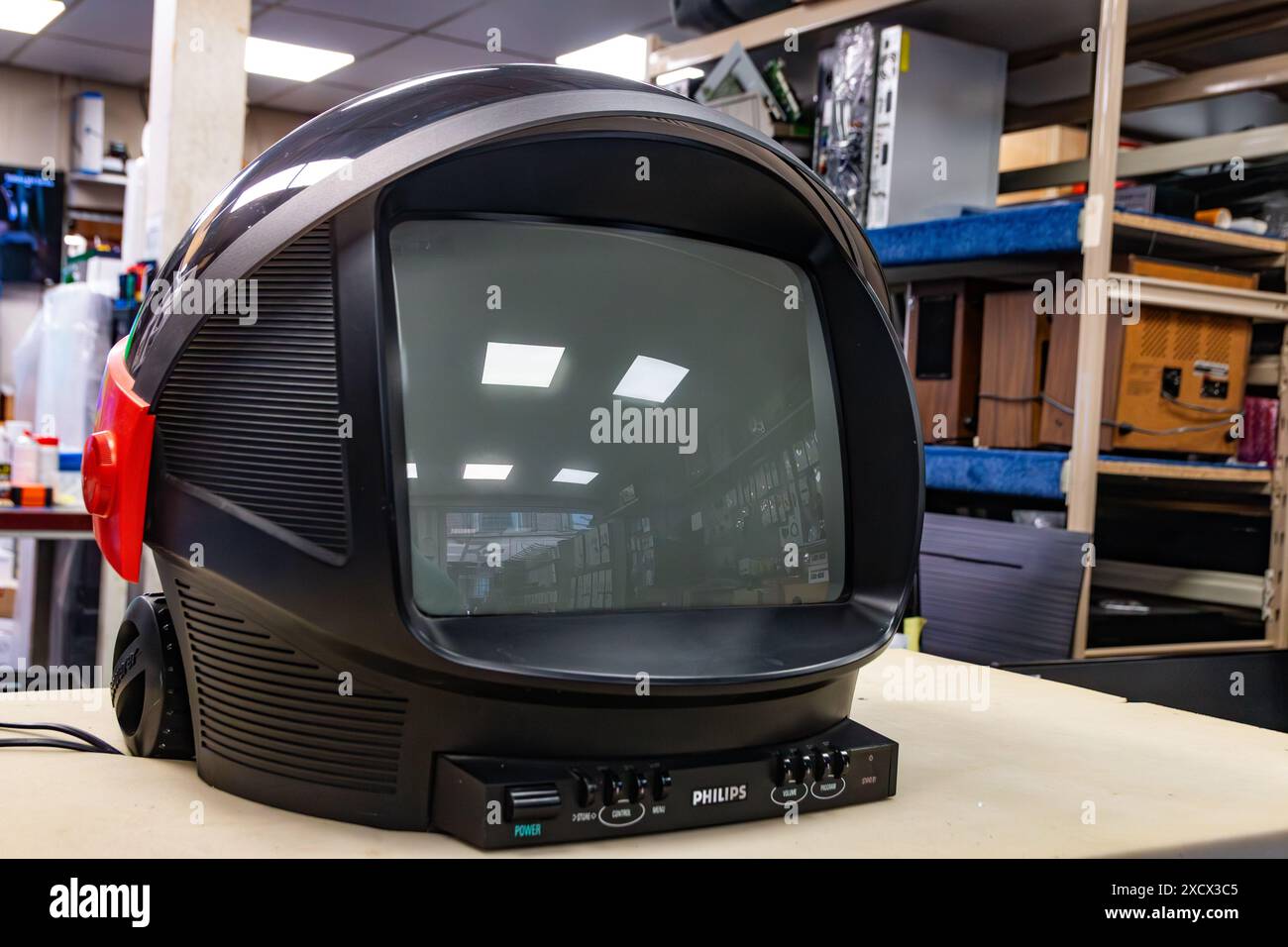 La Haye, pays-Bas - 17 février 2024 : vintage Space casque rétro des années 1980 Philips Discoverer TV dans un magasin d'électronique néerlandais Banque D'Images