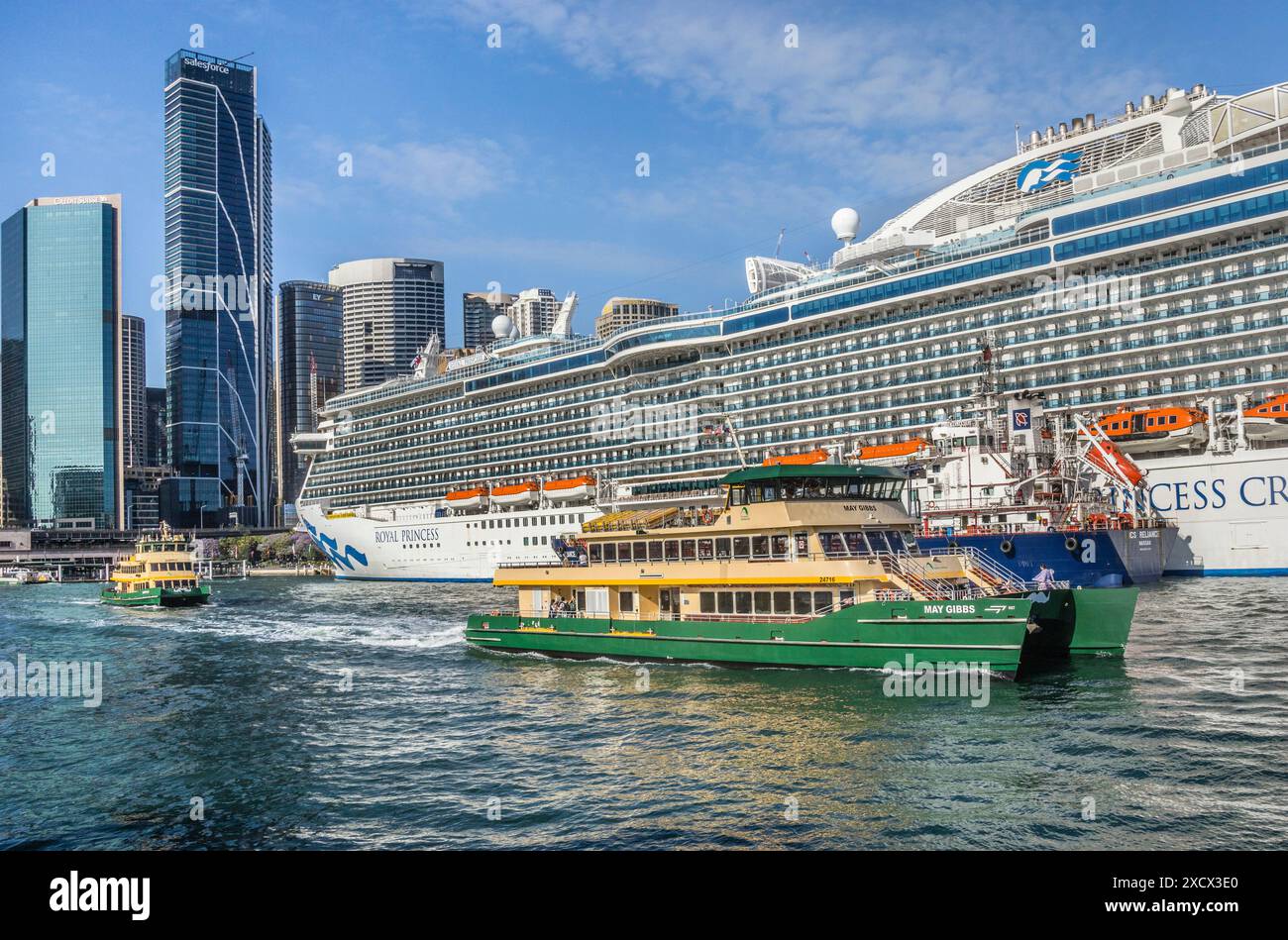 Ferries portuaires passant sur le navire de croisière Royal Princess amarré au terminal des passagers d'outre-mer à Sydney Circular Quay, Nouvelle-Galles du Sud, Australie Banque D'Images