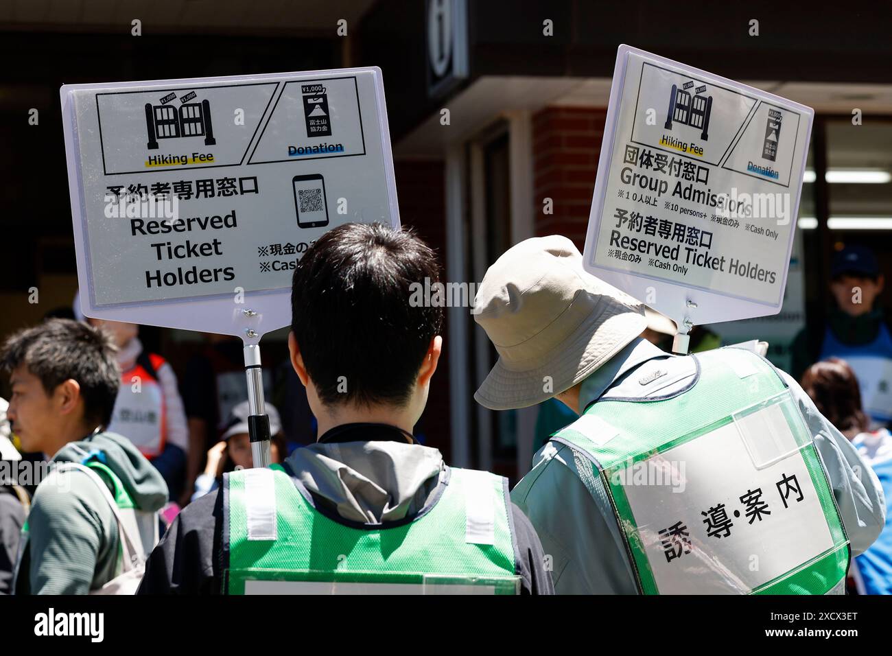 19 juin 2024, district de Minamitsuru, Yamanashi, Japon : les membres du personnel montrent des informations pour les grimpeurs à la 5ème station de la ligne Fuji Subaru, le point de départ le plus populaire pour gravir le Mont Fuji. Le gouverneur Nagasaki a participé à une répétition en tant qu'alpiniste, montrant aux médias le fonctionnement actuel de la 5e station, y compris la collecte des droits d'entrée pour les grimpeurs. À partir de cette année, les autorités mettront en œuvre de nouvelles mesures telles qu’une limite de 4000 grimpeurs par jour, une augmentation des frais d’accès et un service à durée limitée. La saison de randonnée commence du 1er juillet au 10 septembre. (Crédit image : © Rodrigo Re Banque D'Images