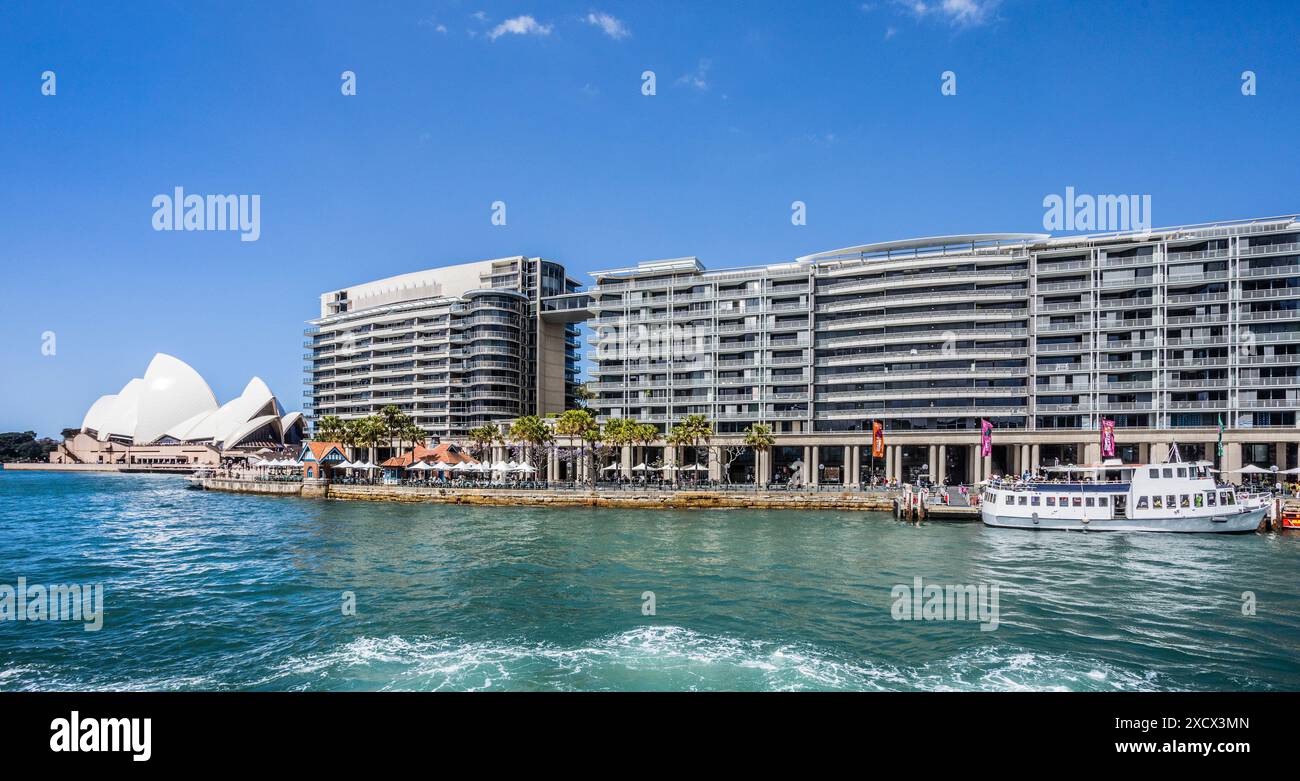 Vue des appartements Bennelong à East Circular Quay et de l'Opéra de Sydney à Bennelong point, Sydney Cove, Nouvelle-Galles du Sud, Australie Banque D'Images