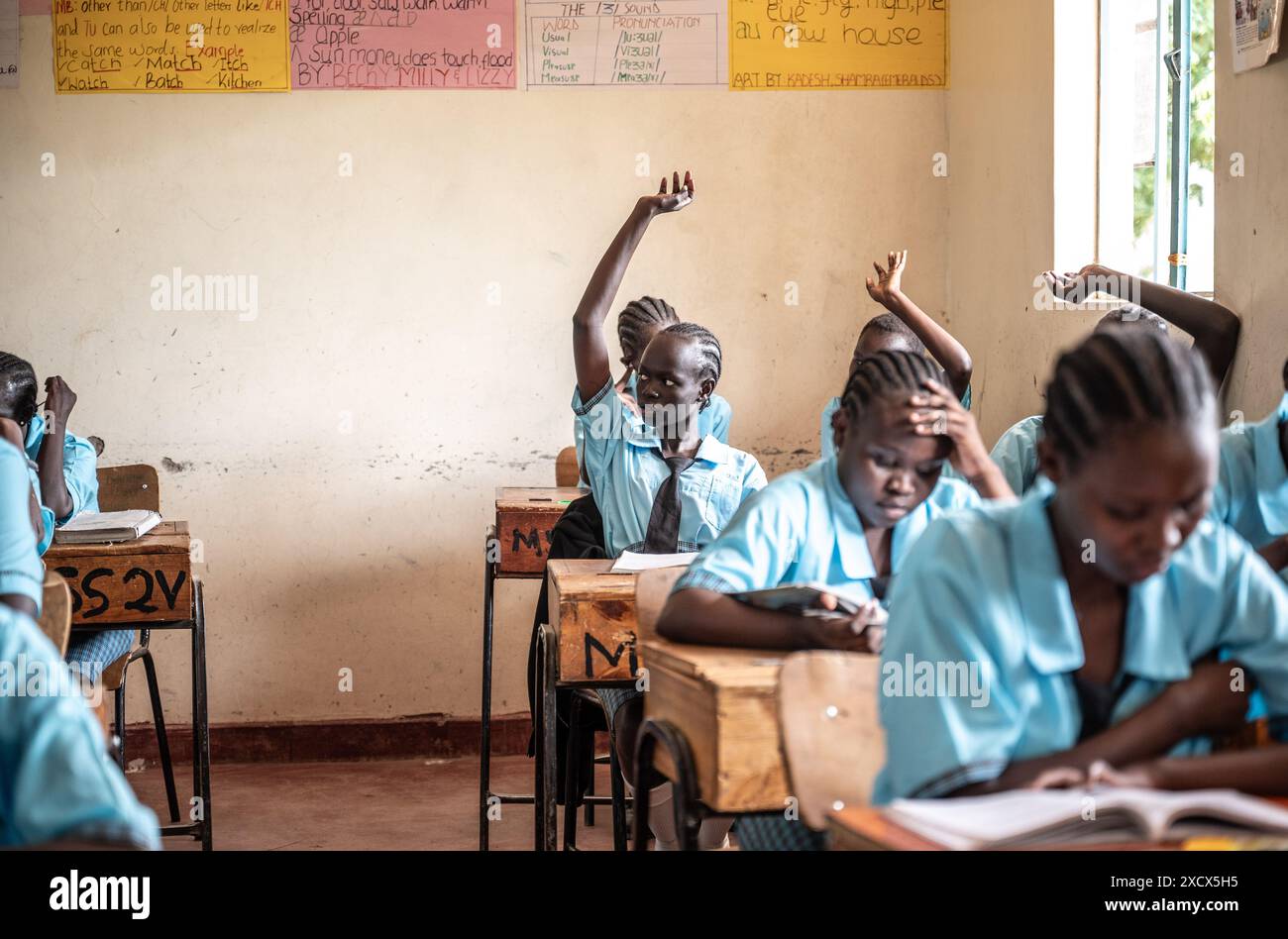 Turkana, Kenya. 18 juin 2024. Les élèves suivent un cours à l'école secondaire de filles Lifeworks Tumaini du camp de réfugiés de Kakuma à Turkana, au Kenya, le 18 juin 2024. L'école a été créée en 2014 et soutenue par le HCR et le gouvernement du Kenya. Il y a plus de 300 étudiants de dix pays, dont le Soudan du Sud, l'Éthiopie, la Somalie, la République démocratique du Congo et le Kenya. Crédit : Wang Guansen/Xinhua/Alamy Live News Banque D'Images