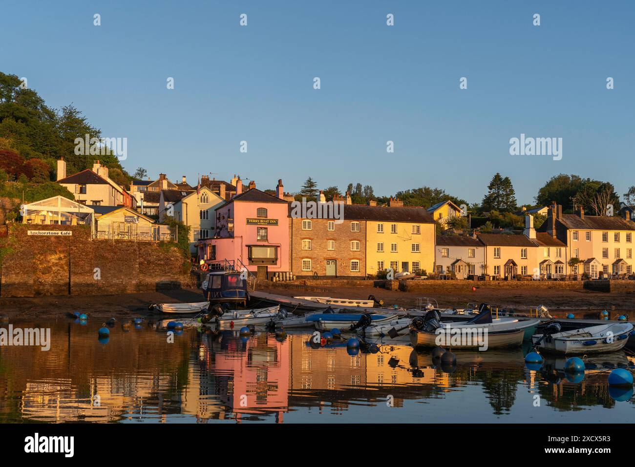 Tôt le matin dans le magnifique village riverain de Dittisham sur la rivière Dart avec le café Anchorstone et le pub Ferry Boat Inn clairement visible Banque D'Images