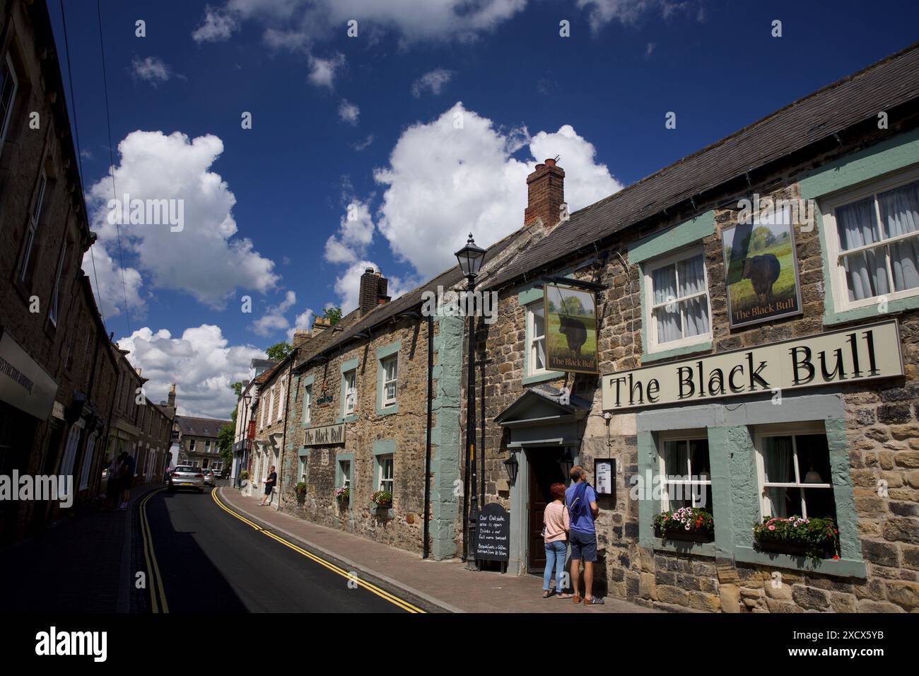 Middle Street à Corbridge, Northumberland avec le pub et restaurant Black Bull au premier plan. L'une des rues les plus historiques d'Angleterre. Banque D'Images