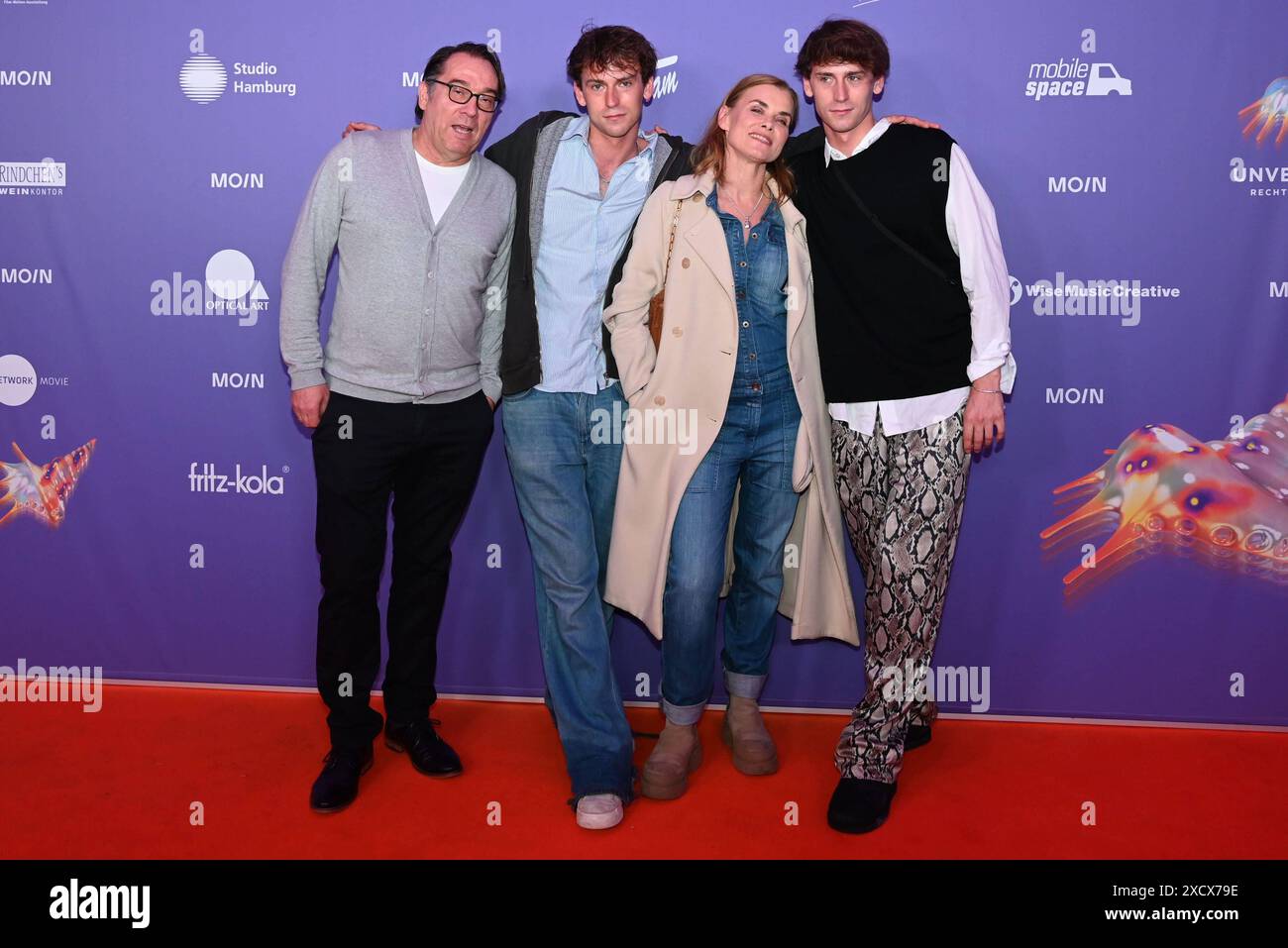 Albrecht Ganzkopf, Emil Belton, Andrea Luedke und Oskar Belton beim moin Mittsommer Jahresempfang 2023 der Filmförderung Hamburg Schleswig-Holstein im Theater Kampnagel. Hambourg, 18.06.2024 Albrecht Ganzkopf, Emil Belton, Andrea Luedke und Oskar Belton beim moin Mittsommerfest auf Kampnagel., Hamburg Hamburg Deutschland Kampnagel *** Albrecht Ganzkopf, Emil Belton, Andrea Luedke et Oskar Belton à la réception annuelle 2023 du Filmförderung Hamburg Schleswig Holstein au Theater Kampnagel Hamburg 18 06 2024 Albrecht Ganzkopf, Emil Belton, Andrea Luedke et Oskar Belton au M Banque D'Images