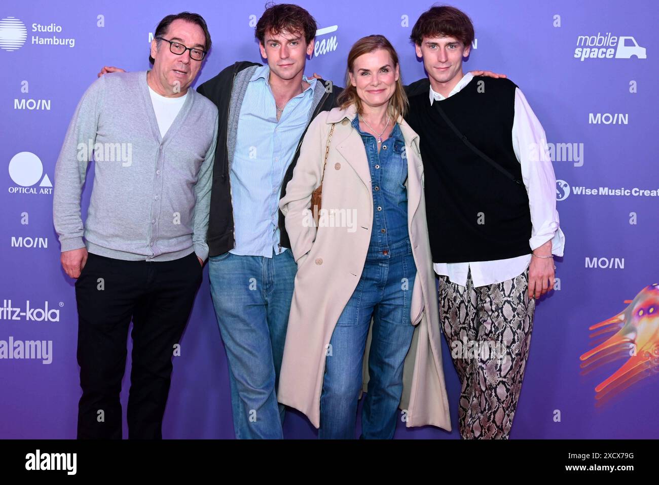 Albrecht Ganzkopf, Emil Belton, Andrea Luedke und Oskar Belton beim moin Mittsommer Jahresempfang 2023 der Filmförderung Hamburg Schleswig-Holstein im Theater Kampnagel. Hambourg, 18.06.2024 Albrecht Ganzkopf, Emil Belton, Andrea Luedke und Oskar Belton beim moin Mittsommerfest auf Kampnagel., Hamburg Hamburg Deutschland Kampnagel *** Albrecht Ganzkopf, Emil Belton, Andrea Luedke et Oskar Belton à la réception annuelle 2023 du Filmförderung Hamburg Schleswig Holstein au Theater Kampnagel Hamburg 18 06 2024 Albrecht Ganzkopf, Emil Belton, Andrea Luedke et Oskar Belton au M Banque D'Images