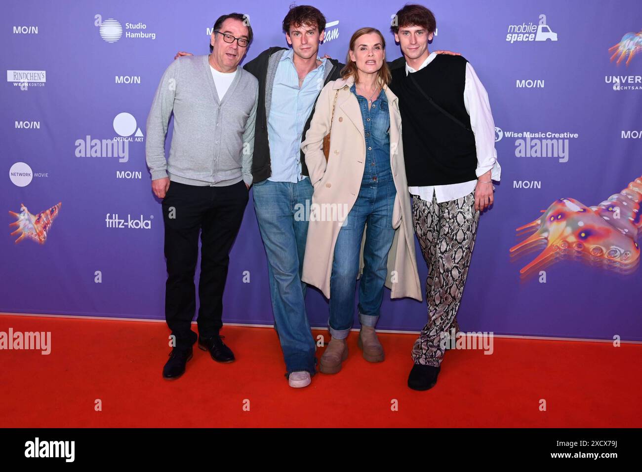 Albrecht Ganzkopf, Emil Belton, Andrea Luedke und Oskar Belton beim moin Mittsommer Jahresempfang 2023 der Filmförderung Hamburg Schleswig-Holstein im Theater Kampnagel. Hambourg, 18.06.2024 Albrecht Ganzkopf, Emil Belton, Andrea Luedke und Oskar Belton beim moin Mittsommerfest auf Kampnagel., Hamburg Hamburg Deutschland Kampnagel *** Albrecht Ganzkopf, Emil Belton, Andrea Luedke et Oskar Belton à la réception annuelle 2023 du Filmförderung Hamburg Schleswig Holstein au Theater Kampnagel Hamburg 18 06 2024 Albrecht Ganzkopf, Emil Belton, Andrea Luedke et Oskar Belton au M Banque D'Images