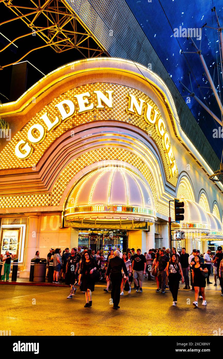 Extérieur éclairé du Golden Nugget Hotel and Casino, Fremont Street Experience, Las Vegas, Nevada, États-Unis Banque D'Images