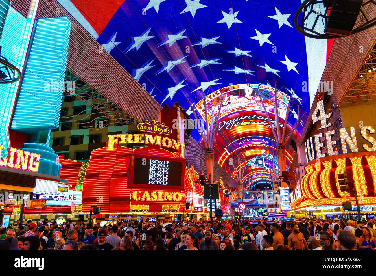 Spectacle de lumière Viva Vision et façades au néon des casinos au Fremont Street Experience, Las Vegas, Nevada, États-Unis Banque D'Images